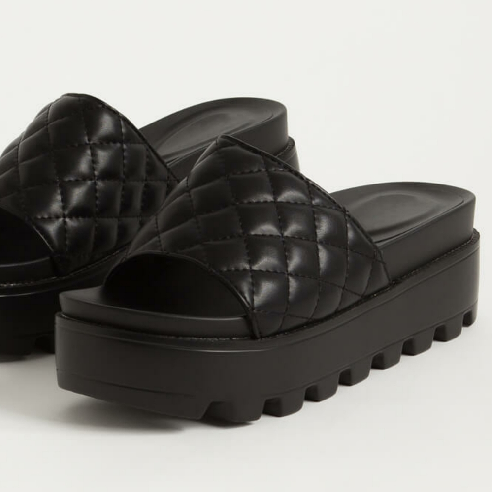 𝙇𝙖𝙨𝙩 𝙎𝙞𝙯 7.5 🖤Thick & Quilted Platform - B